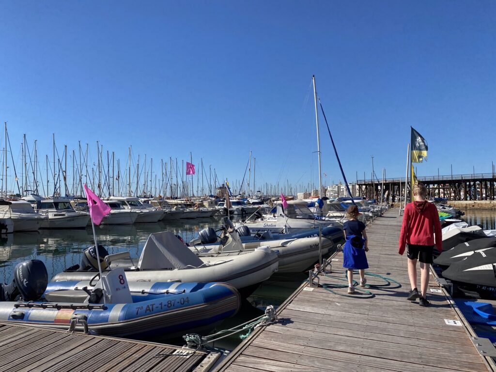 Dzieci na spacerze po marinie klubowej